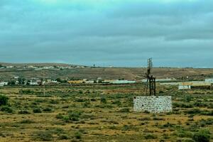 tömma mystisk bergig landskap från de Centrum av de kanariefågel ö spanska fuerteventura med en molnig himmel och original- väderkvarnar foto