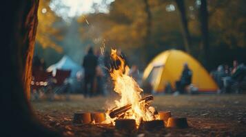 picknick brand i fokus. suddig bakgrund med människor och de gul tält foto