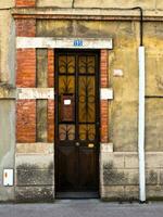 gammal dörröppning i charmig savoie, kammare, Frankrike foto