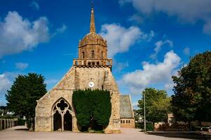 naturskön se av de kyrka i perros-guirec, ctes-d'armor, Frankrike foto