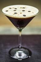 kaffe espresso grädde martini cocktail drink glas inuti mysiga bar