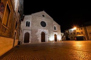 kyrkan i san francesco vieste på natten i terni foto