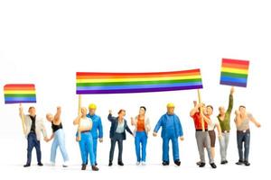 miniatyr folk demonstrant håller en transgender flagga foto