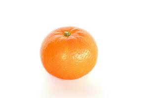 närbild, ett mogen orange på vit bakgrund foto