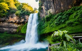 cascading vattenfall symfoni, en fängslande snapshot av naturens majestätisk kraft mitt i frodig, grönskande baldakiner. ai genererad foto