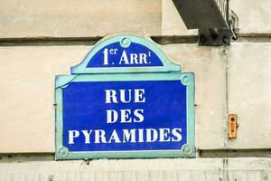 en blå tecken på en byggnad den där säger ångra des pyramider foto