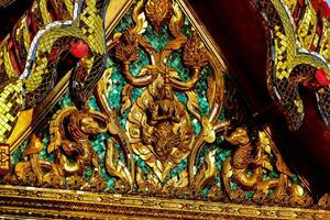 gyllene dekorationer på en tempel foto