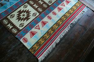 detalj av en handgjord turkiska matta på de rustik trä- golv foto