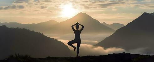 silhuett av en kvinna praktiserande yoga i de topp med berg bakgrund. ai genererad foto