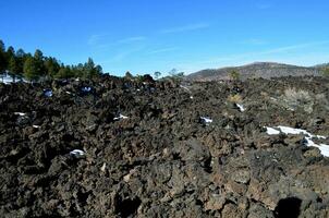 lava fält landskap fylld med svart sten foto
