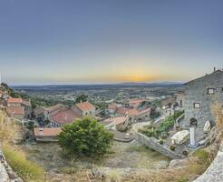 se över folktom historisk stad av monsant i portugal under soluppgång foto