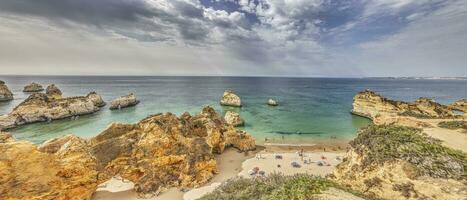 panorama- se över praia do prainha strand i portugisiska algarve under dagtid foto