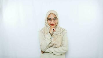 porträtt av Lycklig ung asiatisk kvinna bär hijab isolerat på vit bakgrund foto