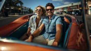 Lycklig ung par i en konvertibel bil leende och ser på de kamera. foto