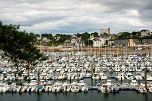 naturskön hamn se i trebeurden, Bretagne, Frankrike foto