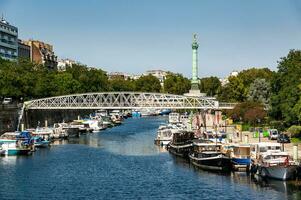 bastille kolumn se från arsenal hamn, paris, Frankrike foto