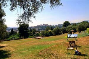 pittoresk cagnes höjder målare staffli och droste effekt i renoir parkera foto