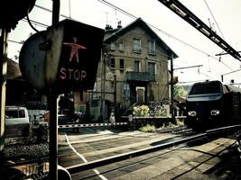 franska järnväg korsning naturskön tåg textavsnitt foto