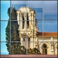 notre dame basilika trevlig reflekterande i angränsande byggnad fönster foto