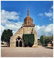 gammal kyrka i perros guirec, bretagne på en solig dag foto