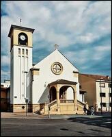 exteriör se av de helig familj kyrka i cagnes sur mer, Frankrike foto