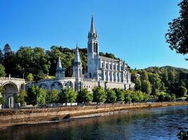 sommar se av de basilika av lourdes och de gav de pau foto