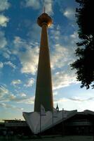 majestätisk berlin fernsehturm genomträngande de moln foto