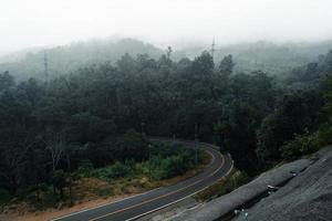 bergsväg i regnig och dimmig dag foto