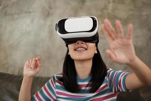 asiatisk kvinna med vr -headset, tittar på 3d virtuell simulering. foto