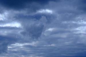 dramatisk hög djupblå himmel med fluffiga moln foto