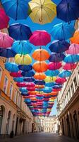 färgrik paraplyer i de stad foto
