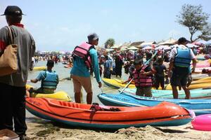 Yogyakarta, Indonesien, 2022- besökare på drini strand, gunung kidul, yogyakarta indonesien foto