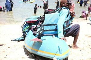 Yogyakarta, Indonesien, 2022- besökare på drini strand, gunung kidul, yogyakarta indonesien foto