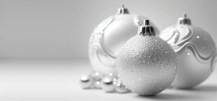 jul baner med silver- glitter och glans struntsak, ornament, bollar, dekoration för xmas träd. vinter- Semester wallaper på fast vit bakgrund. ai genererad foto