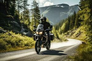 motorcyklist navigerar lindning berg vägar blötläggning i de naturskön skönhet foto