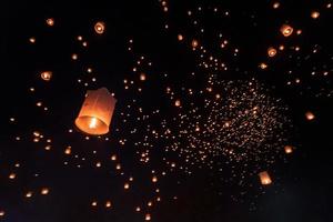 flytande lyktor på himlen i loy krathong festival foto