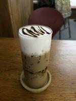 iced kaffe mocka på trä- tabell foto