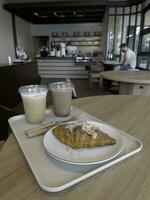 färsk bakad mandel croissant och kaffe frukost foto