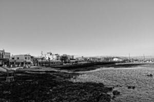 se av de strand och blå hav på de kanariefågel ö fuerteventura i Spanien foto