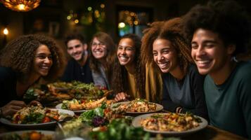 Lycklig tacksägelse dag grupp av vänner har middag tillsammans på Hem foto