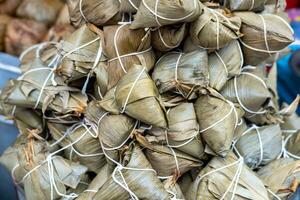 zongzi eller ba jang är framställning till vara sätta upp för försäljning i stor tal. foto