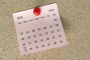 juni 2024 kalender på klibbig notera. påminnelse och 2024 ny år begrepp foto