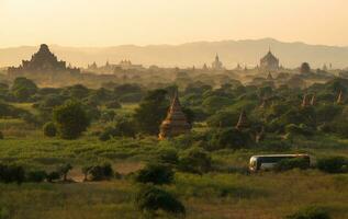 de spektakulär landskap av bagan landa av de tusen pagod i myanmar under de solnedgång. foto