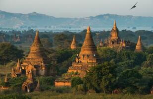 grupp av gammal pagod i bagan de landa av tusen pagod under de soluppgång i myanmar. foto