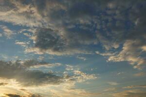kväll himmel med moln. foto