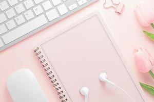 kontorsdiskbord ovanifrån med kontorsmaterial, rosa bord med kopieringsutrymme, arbetsplatskomposition i rosa färg, platt läggning foto