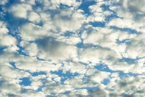 blå himmel med pösigt vit moln textur bakgrund foto