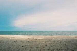 landskap av strand och hav i thailand med vit sand och blå himmel foto