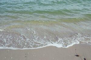 fotspår i de sand, landa scape av strand och hav, blå Vinka och vit sand foto
