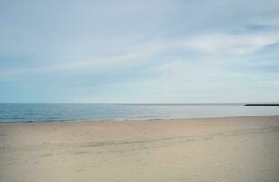 landskap av strand och hav i thailand med vit sand och blå himmel foto
